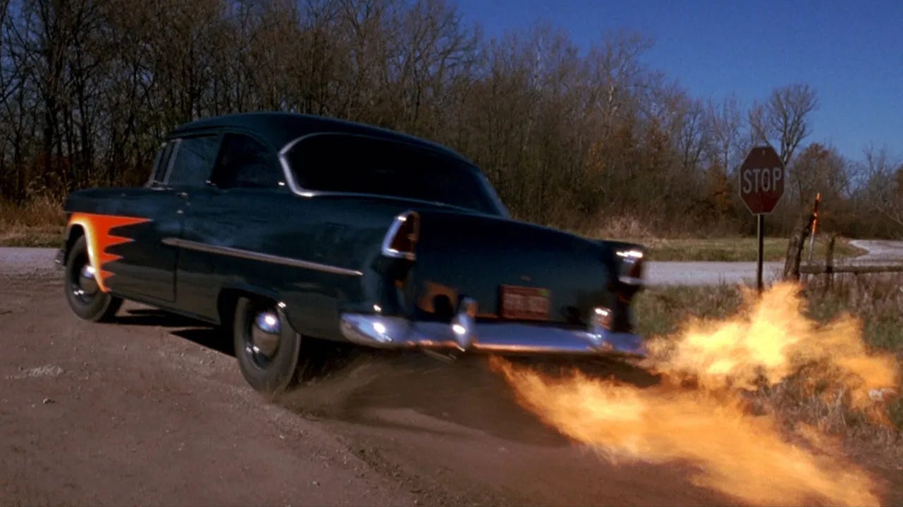 De spookachtige Chevrolet slaat vlammen uit in een scène uit Sometimes They Come Back (1991).