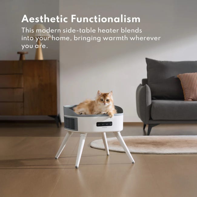 Un chat angora assis sur le radiateur pour chat, comme une table basse avec trépied. Il fixe l'objectif