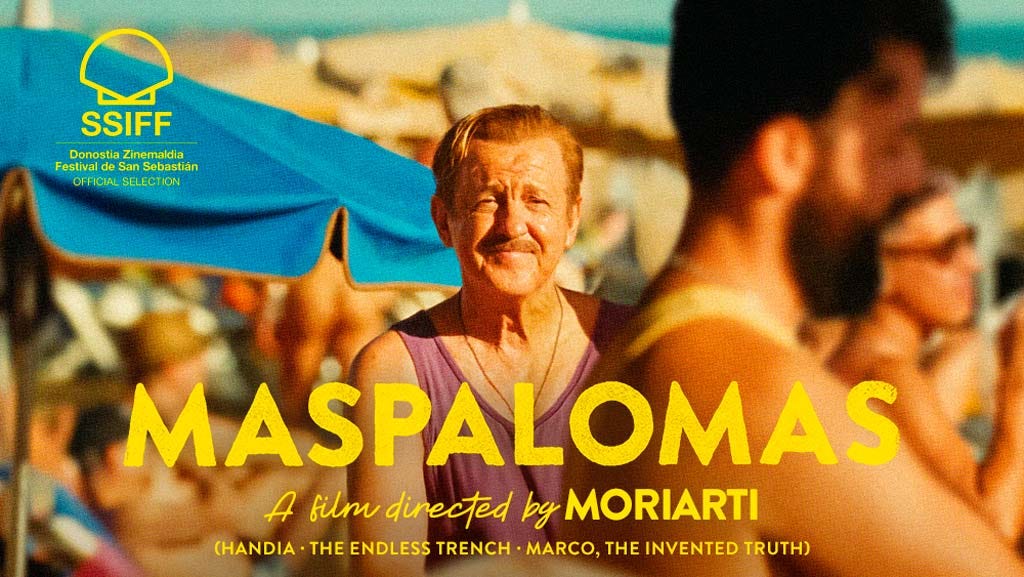 Locandina del film Maspalomas: dietro il titolo scritto in giallo c’è il protagonista, Vicente, un uomo sui 70 anni con capelli e baffi biondi, che si trova in spiaggia circondato da altri uomini.