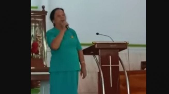 Anggota Jemaat Gereja Meninggal Dunia Saat Nyanyikan Lagu Pujian, Netizen: Cara Tuhan Panggil Sangat Luar Biasa Anggota Jemaat Gereja Meninggal Dunia Saat Nyanyikan Lagu Pujian, Netizen: Cara Tuhan Panggil Sangat Luar Biasa