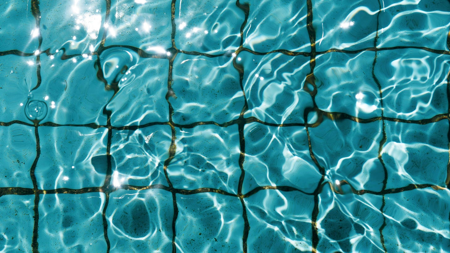 fondo di una piscina piena d'acqua vista dall'alto fondo di una piscina piena d'acqua vista dall'alto