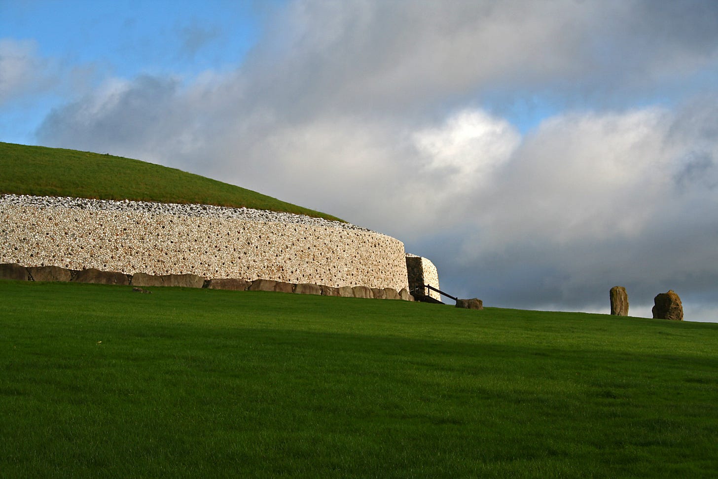 File:Newgrange01.JPG - Wikimedia Commons File:Newgrange01.JPG - Wikimedia Commons