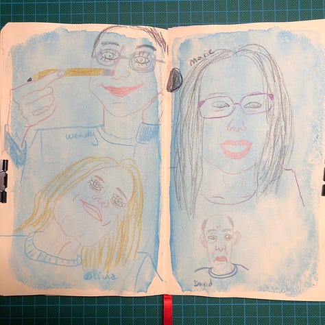 Photos des doubles-pages où j’ai dessiné 14 portraits aux crayons de couleurs Luminance de Caran d'Ache sur des fonds à l’aquarelle : rose, vert et bleu.