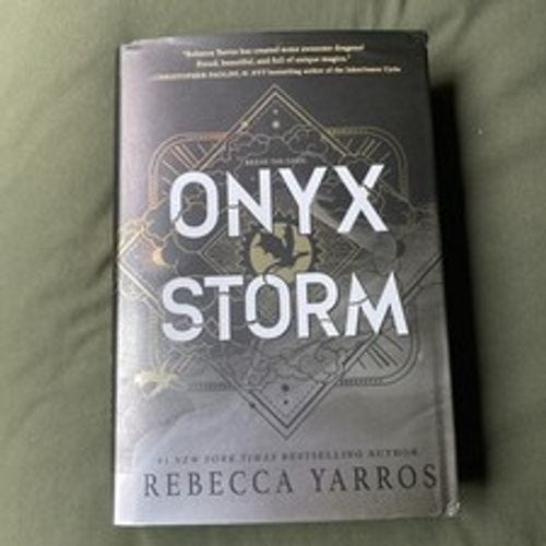 Onyx Storm Deluxe Limited Edition by Rebecca Yarros  2025  Hardcover Novel Book