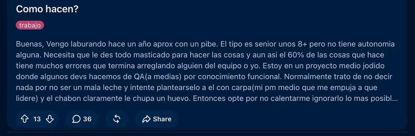 "Captura de pantalla de un post estilo foro (Reddit) con el título 'Como hacen?' y la etiqueta 'trabajo'. El texto relata la experiencia de alguien trabajando hace un año con un compañero senior sin autonomía, que necesita todo explicado paso a paso y aun así comete errores que otros terminan corrigiendo, en un contexto de proyecto complicado. La persona comenta que evita generar conflicto y que su PM tampoco toma acción. El post tiene 13 votos positivos, 36 comentarios y un botón de compartir."