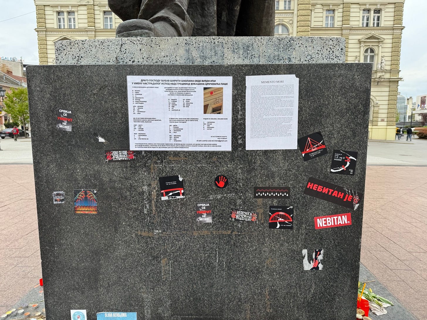 Adesivi e fogli di protesta sul monumento a Svetozar Miletić, Novi Sad Adesivi e fogli di protesta sul monumento a Svetozar Miletić, Novi Sad