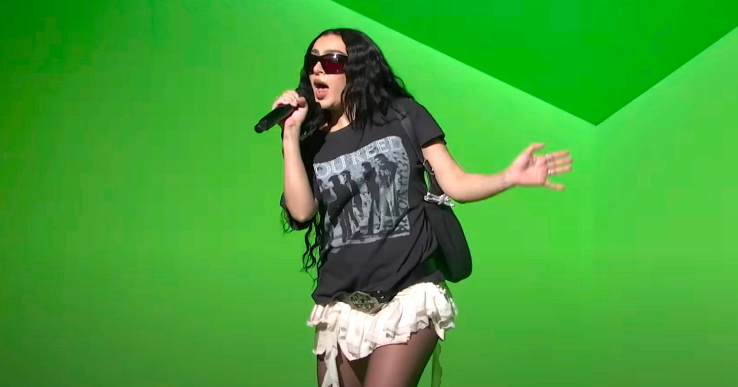 charli em uma das performances preguiçosas da era brat (youtube)