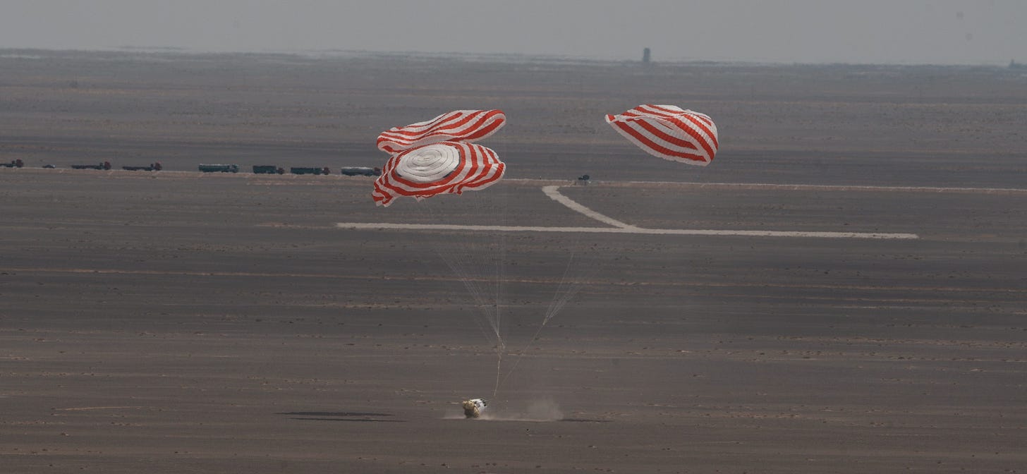Mengzhou touching down following the zero-altitude launch escape test.