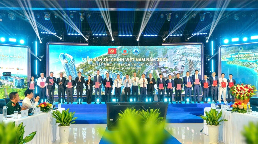 Toàn cảnh lễ trao biên bản ghi nhớ hợp tác của UBND thành phố Đà Nẵng với Vietcombank và các đối tác. Toàn cảnh lễ trao biên bản ghi nhớ hợp tác của UBND thành phố Đà Nẵng với Vietcombank và các đối tác.