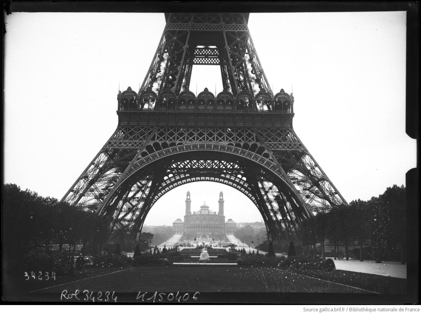 Eiffel Tower facing the Palais du Trocadero