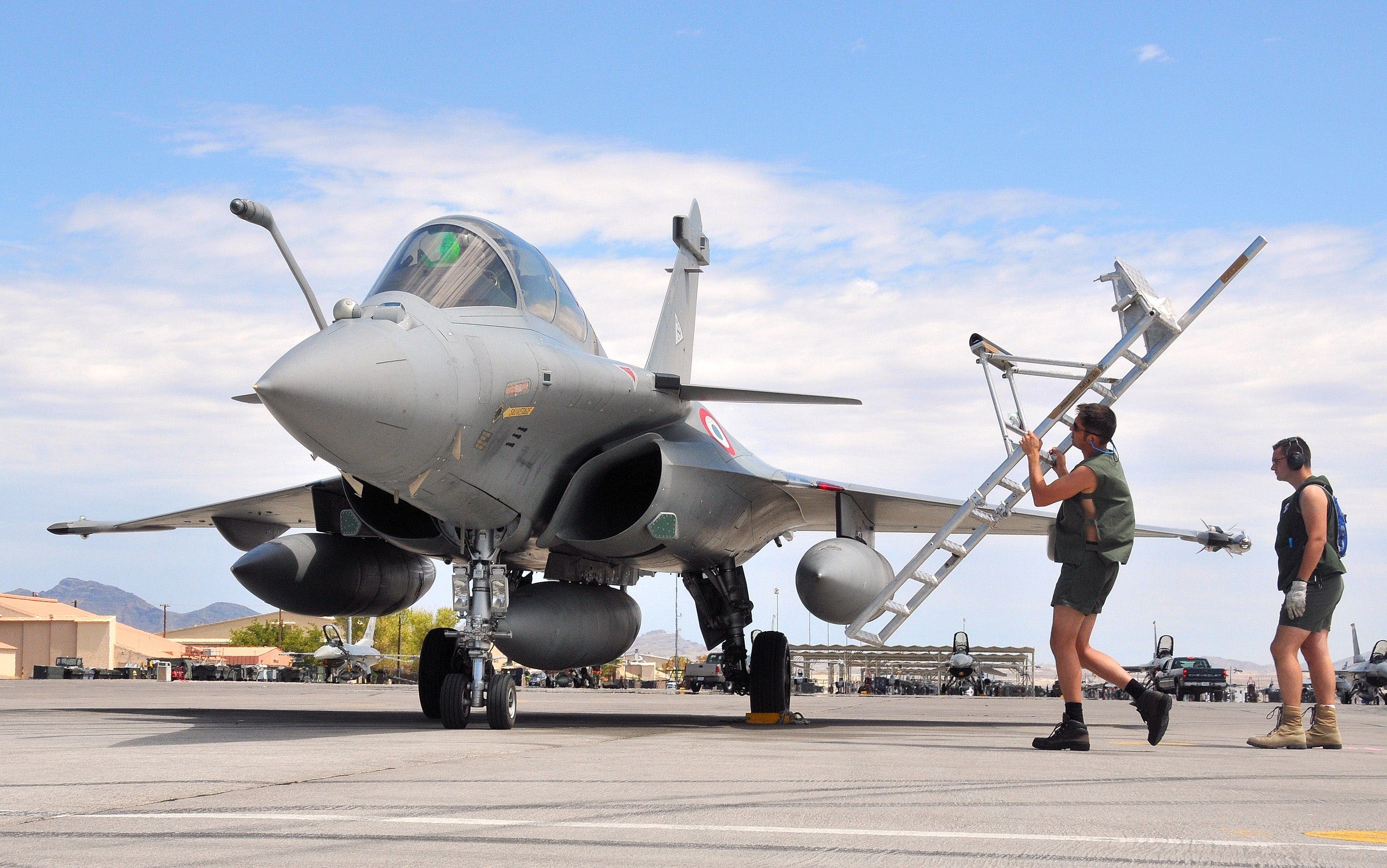 French air force ground crewmen provide a boarding ladder for a Rafale fighter aircrew upon upon their arrival at Nellis Air Force Base for the Red Flag 08-4 exercise