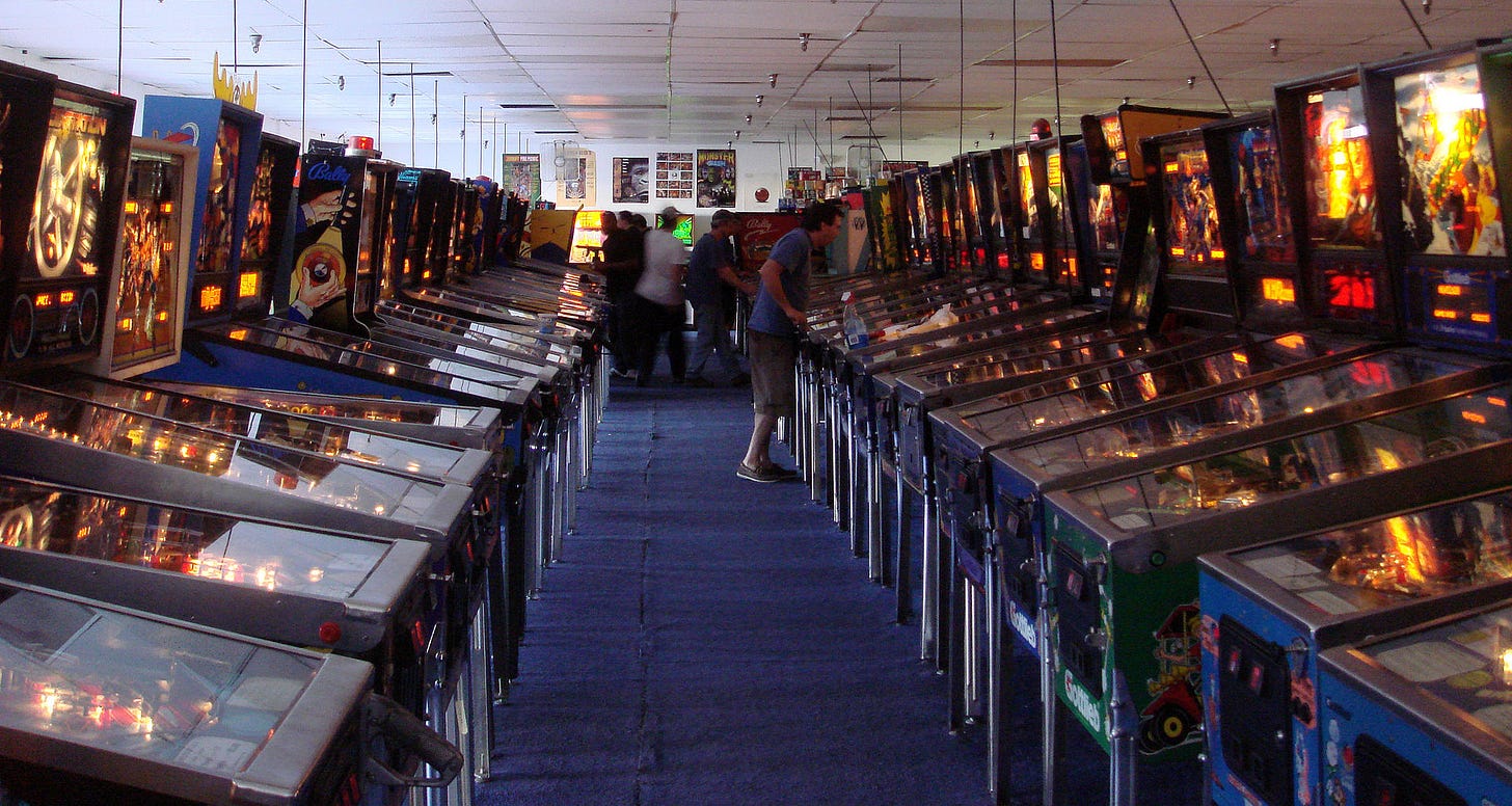 Salon de Flippers (Pinballs), por si se los habian olvidado, o nunca vieron uno. Wikimedia Commons.