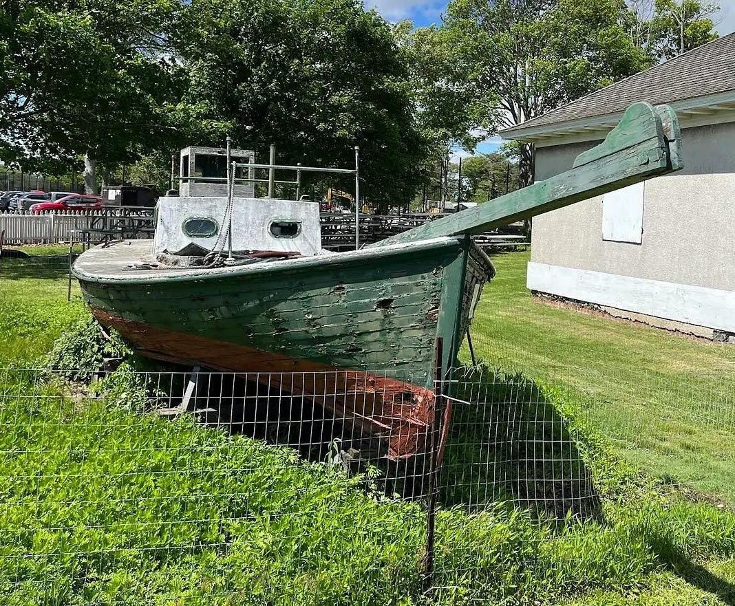 A boat in the grass
AI-generated content may be incorrect. A boat in the grass
AI-generated content may be incorrect.