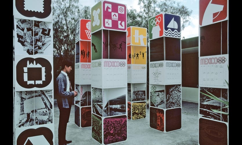 Totens informativos dos Jogos Olímpicos de 1968 com iconografia desenvolvida por Lance Wyman
