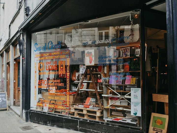 Vetrina e ingresso della libreria Sont Les Lions a Bruxelles