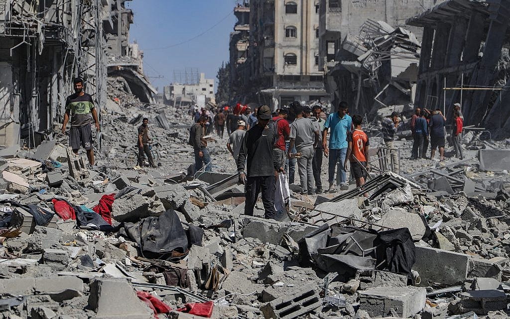 Displaced Palestinians return to their homes in the Al-Karama neighborhood in the northern Gaza Strip, following a ceasefire agreement between Hamas and Israel, on October 11, 2025. (Khalil Kahlout/Flash90)