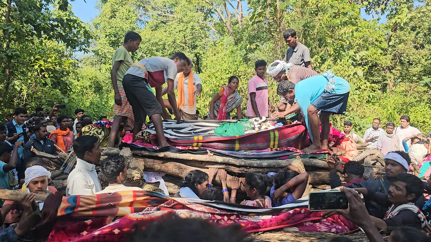 माडवी हिड़मा का पूवर्ती गांव में हुआ अंतिम संस्कार, पत्नी राजे के साथ एक ही चिता में जलाया गया शव माडवी हिड़मा का पूवर्ती गांव में हुआ अंतिम संस्कार, पत्नी राजे के साथ एक ही चिता में जलाया गया शव
