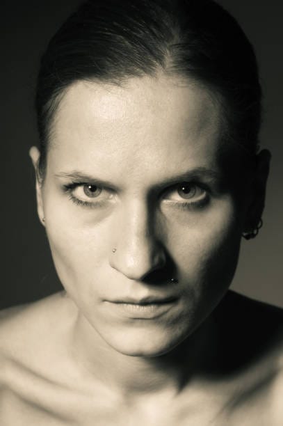 intense - yeux méchants femme photos et images de collection