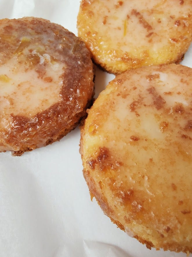 写真左：パウンドケーキ型で焼いたレモンケーキの写真。写真右：丸い小さめの型で焼いたレモンケーキの写真。すべて、表面に糖衣でコーティングがされていてつやつやしている。