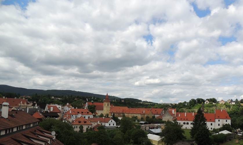 A view of a town from above

AI-generated content may be incorrect.