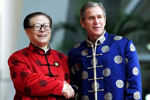 2001年10月21日,江泽民主席在上海科技馆迎接美国总统布什。 2001年10月21日,江泽民主席在上海科技馆迎接美国总统布什。