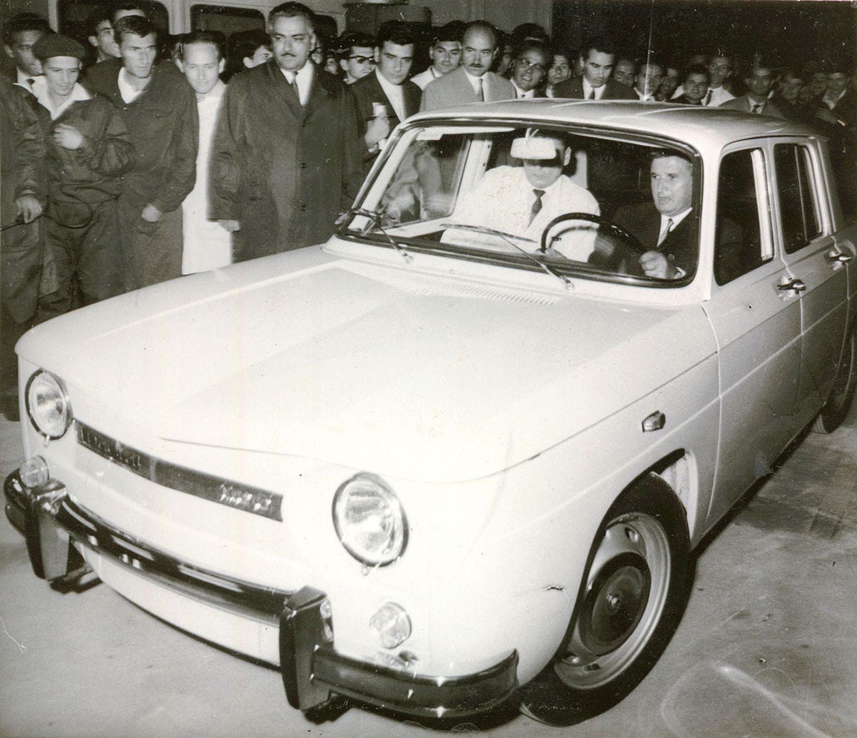 Fișier:Nicolae Ceausescu driving the first Dacia car.jpg - Wikipedia