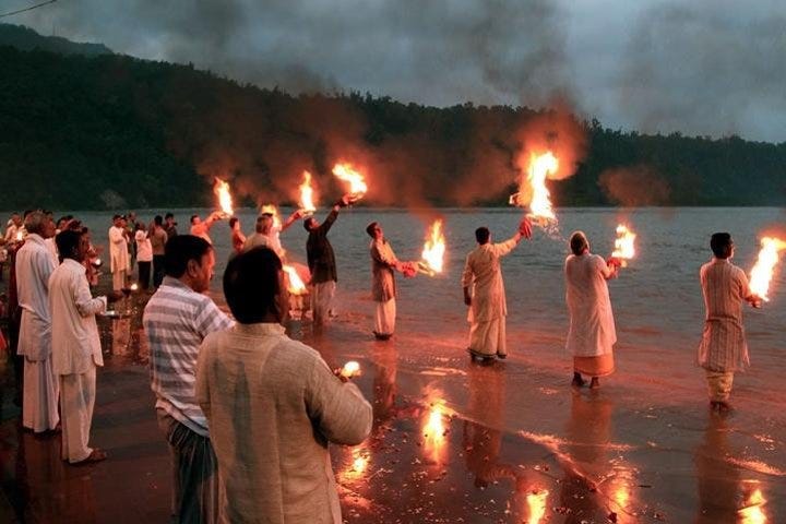Ganga Aarti: Experience Traditional Hindu Ritual at Dusk on Rishikesh  Banks: Book Tours & Activities at Peek.com