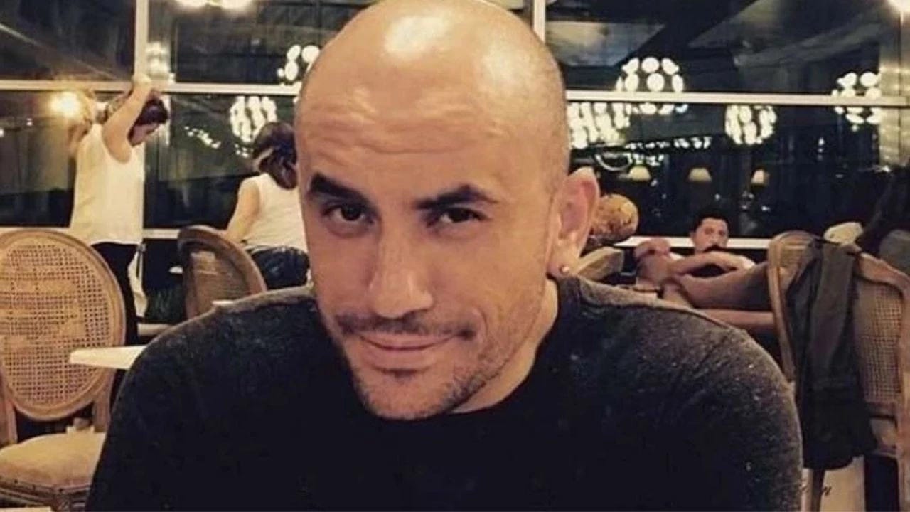 Giray Altınok, Gustav dizisinin yaratıcısı ve başrolü, siyah tişörtüyle samimi bir karede