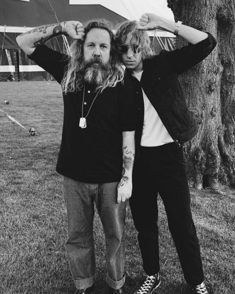 Potrebbe essere un'immagine in bianco e nero raffigurante una o più persone e barba