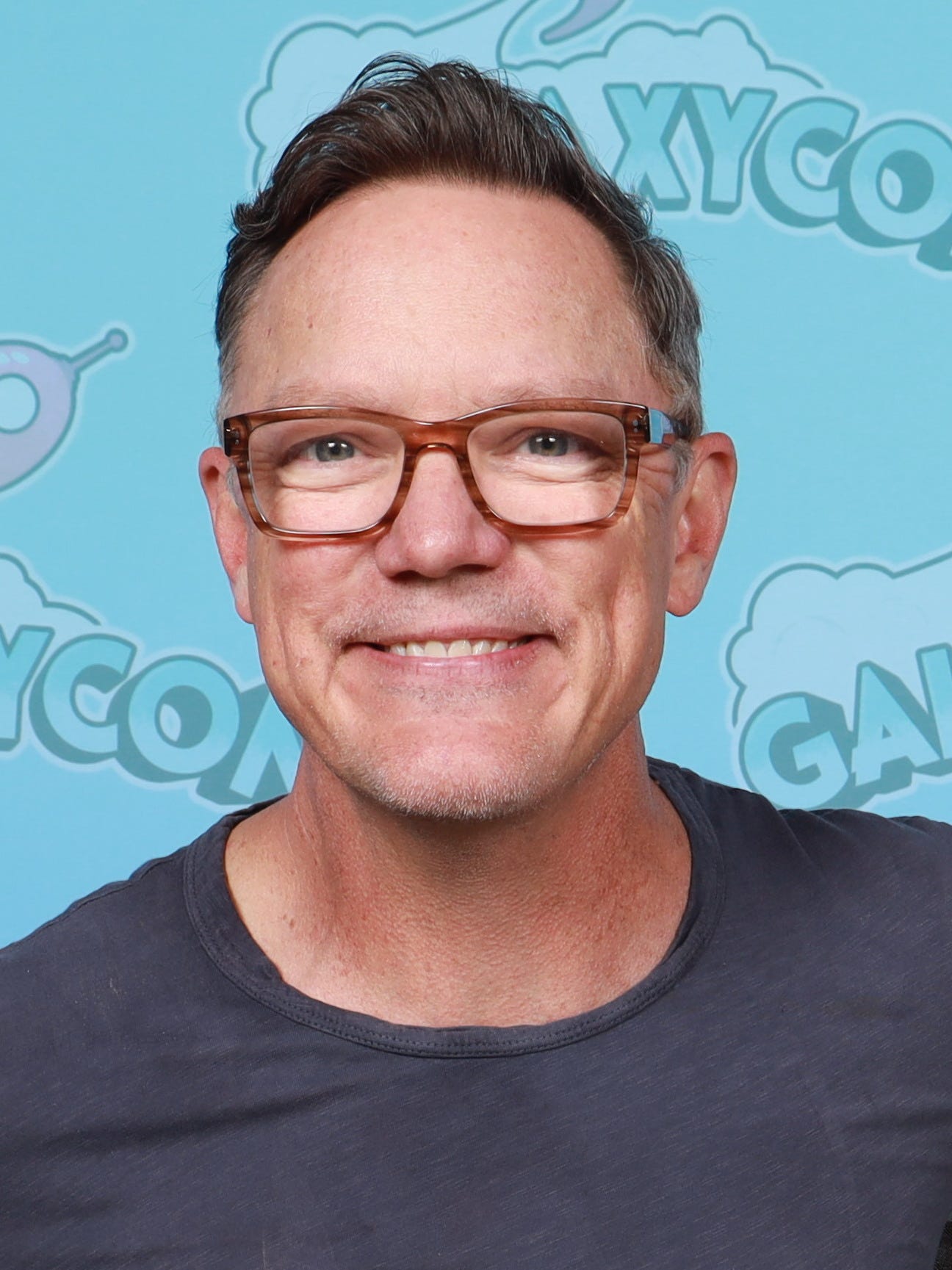 https://upload.wikimedia.org/wikipedia/commons/f/f5/Matthew_Lillard_Photo_Op_GalaxyCon_San_Jose_2025.jpg