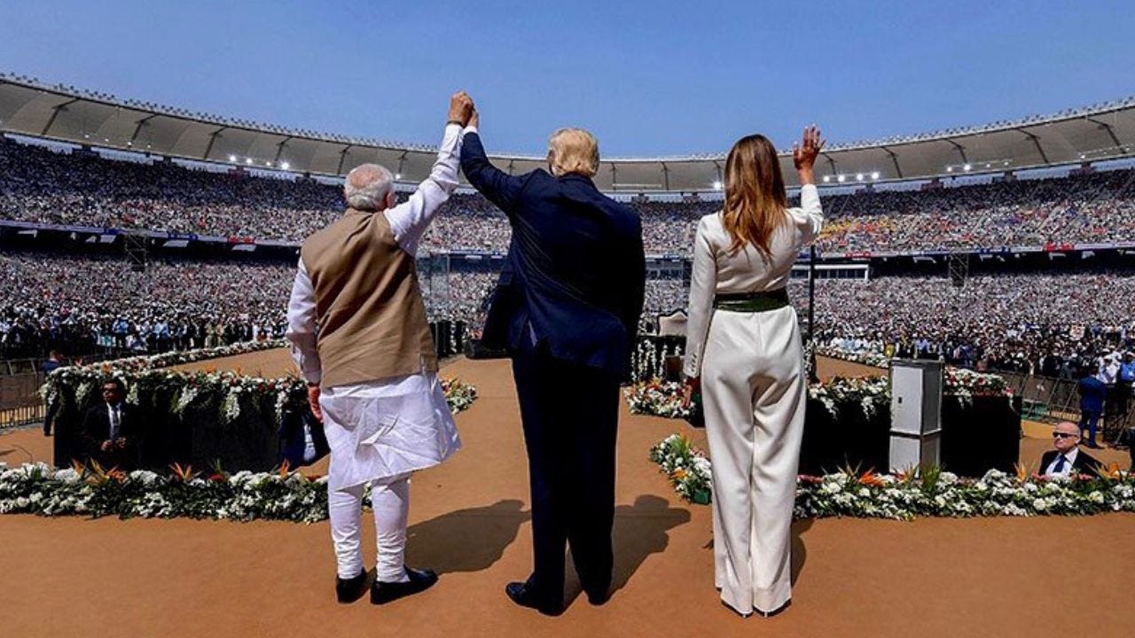 अहमदाबाद में नमस्ते ट्रंप क्रार्यक्रम के दौरान नरेंद्र मोदी, डोनाल्ड ट्रंप और मेलानिया ट्रंप