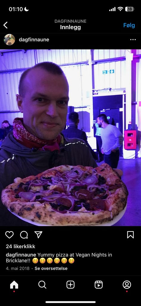 Kostholdsforsker Dagfinn Aune poserer med pizza på veganske arrangementer