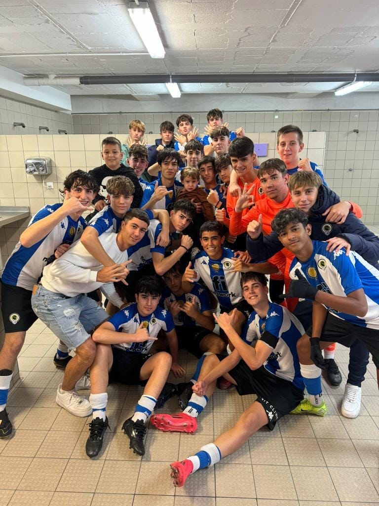 El Cadete A celebrando la victoria en el vestuario