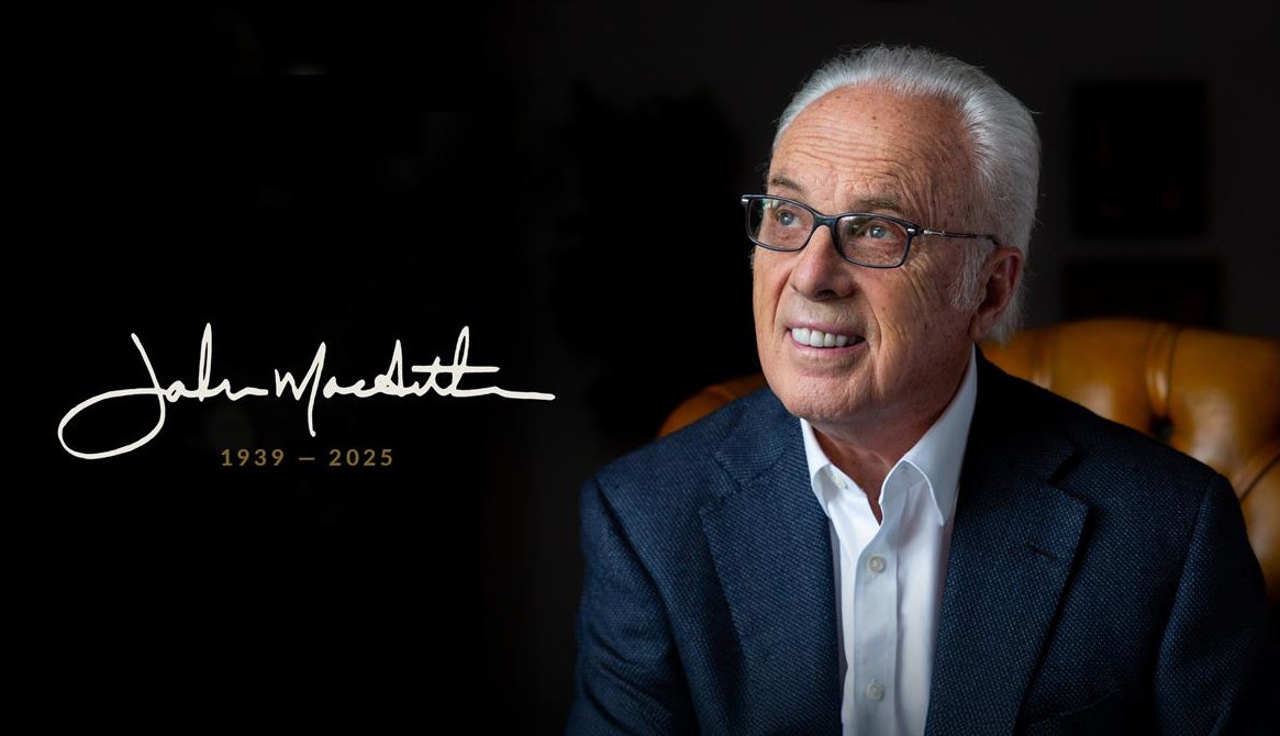 Photo of John MacArthur with his signature