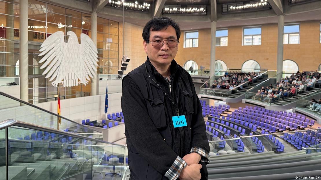 2025年3月，长平陪同友人参观德国国会大厦，在议会大厅留影