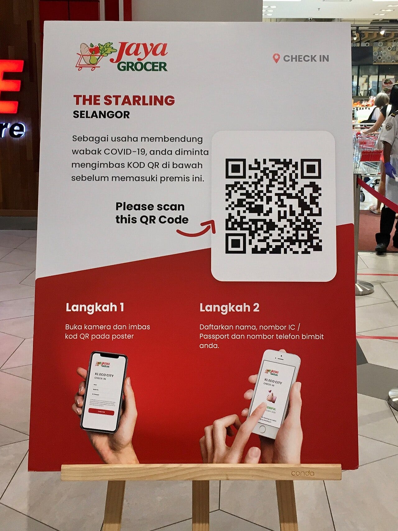 馬來西亞超市入口的 QR code 接觸追蹤牌|來源:Slleong / Wikimedia Commons(CC BY-SA 4.0) 馬來西亞超市入口的 QR code 接觸追蹤牌|來源:Slleong / Wikimedia Commons(CC BY-SA 4.0)