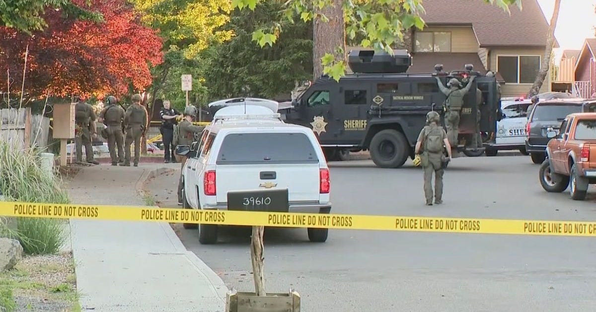 Oregon shooting: 'Multiple' people killed as police officer shot in horror gun fight slaughter - The Mirror US Oregon shooting: 'Multiple' people killed as police officer shot in horror gun fight slaughter - The Mirror US