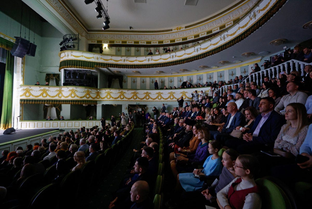 A group of people sitting in a theater
AI-generated content may be incorrect.