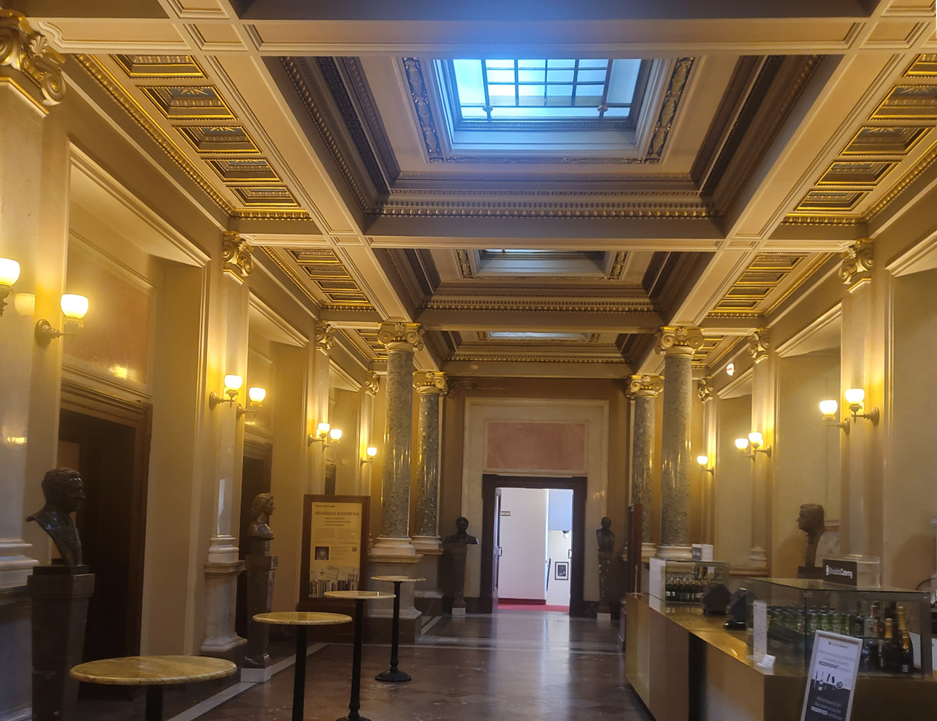 A hallway with a skylight

AI-generated content may be incorrect.