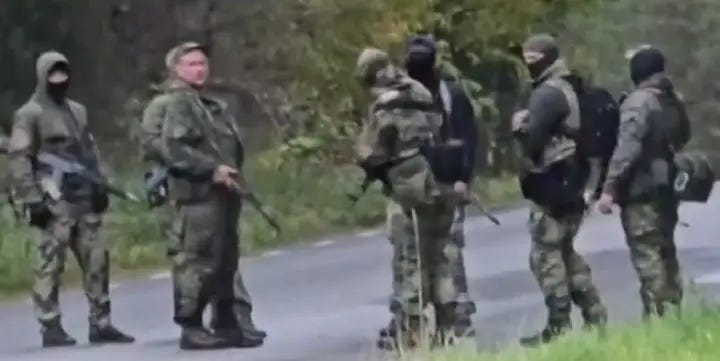 "Little Green Men": Estonia closes passage through "Saatse Boot" after observing activity of Russian armed groups