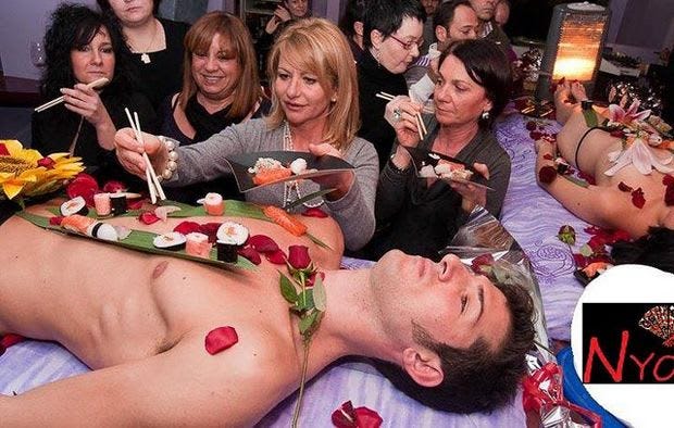 Nyotaimori, la práctica de comer sushi sobre personas desnudas