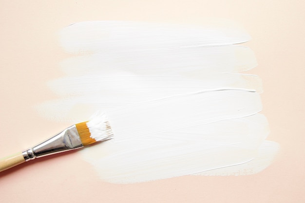 Free photo paintbrush drawing with white color