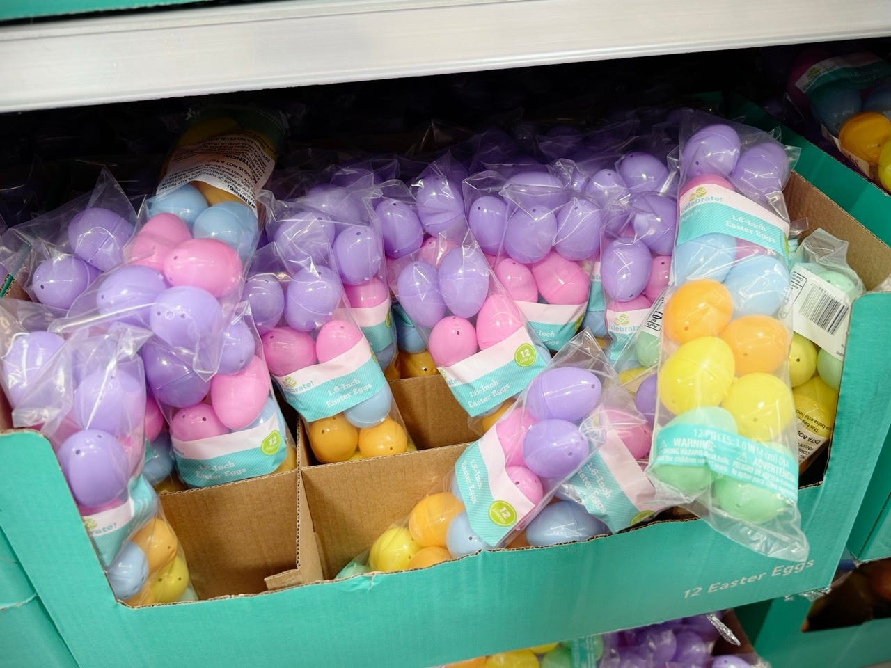 Des œufs en plastique à remplir de bonbons et de cadeaux pour fêter Pâques aux États-Unis.