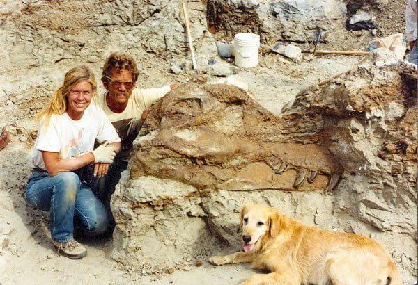 Paleontologists Sue Hendrickson and Peter Larson pose with the skull of 'Sue' the T-Rex, August 1990. Paleontologists Sue Hendrickson and Peter Larson pose with the skull of 'Sue' the T-Rex, August 1990.