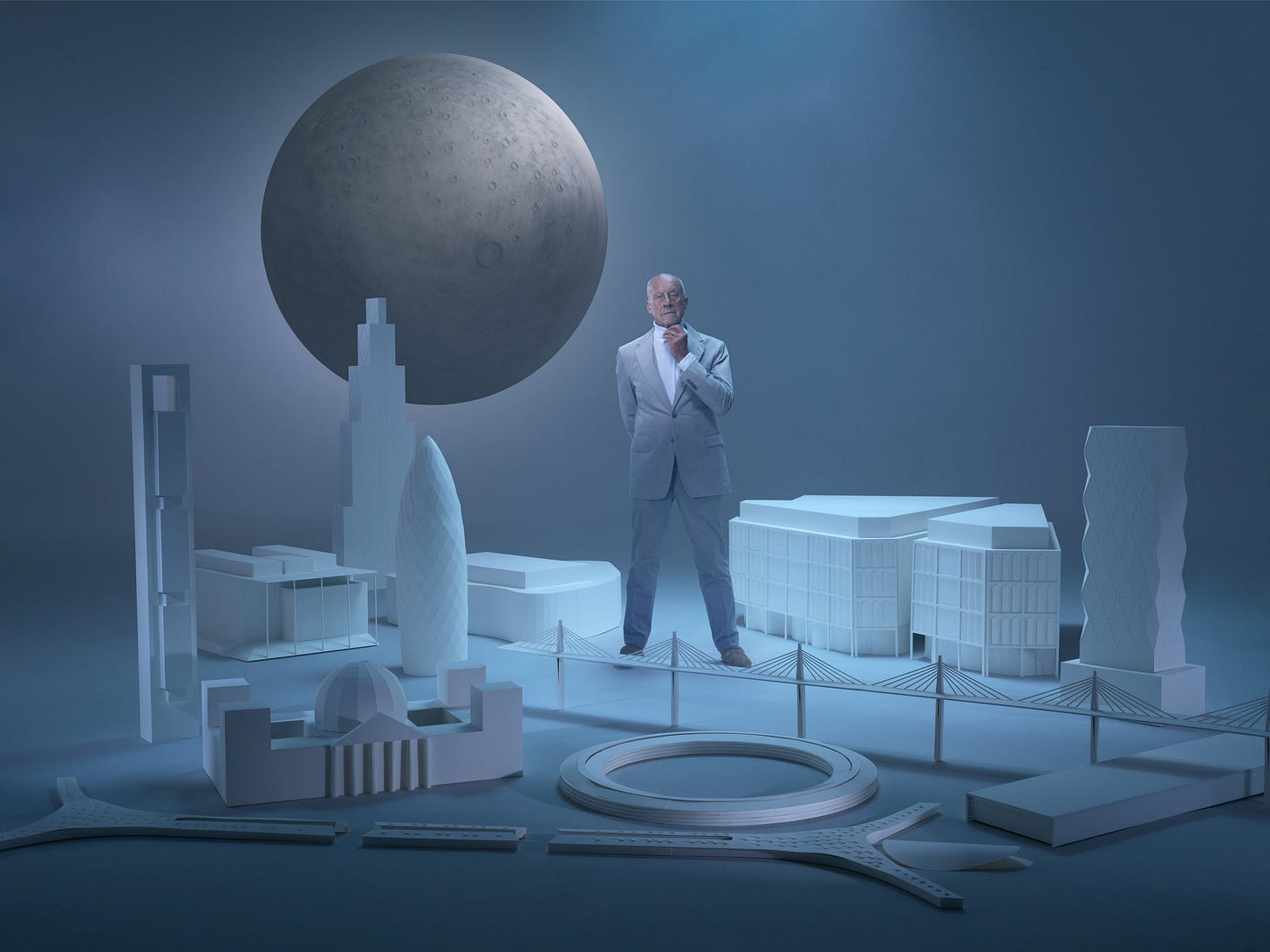 Norman Foster è in piedi in una scenografia con varie strutture.