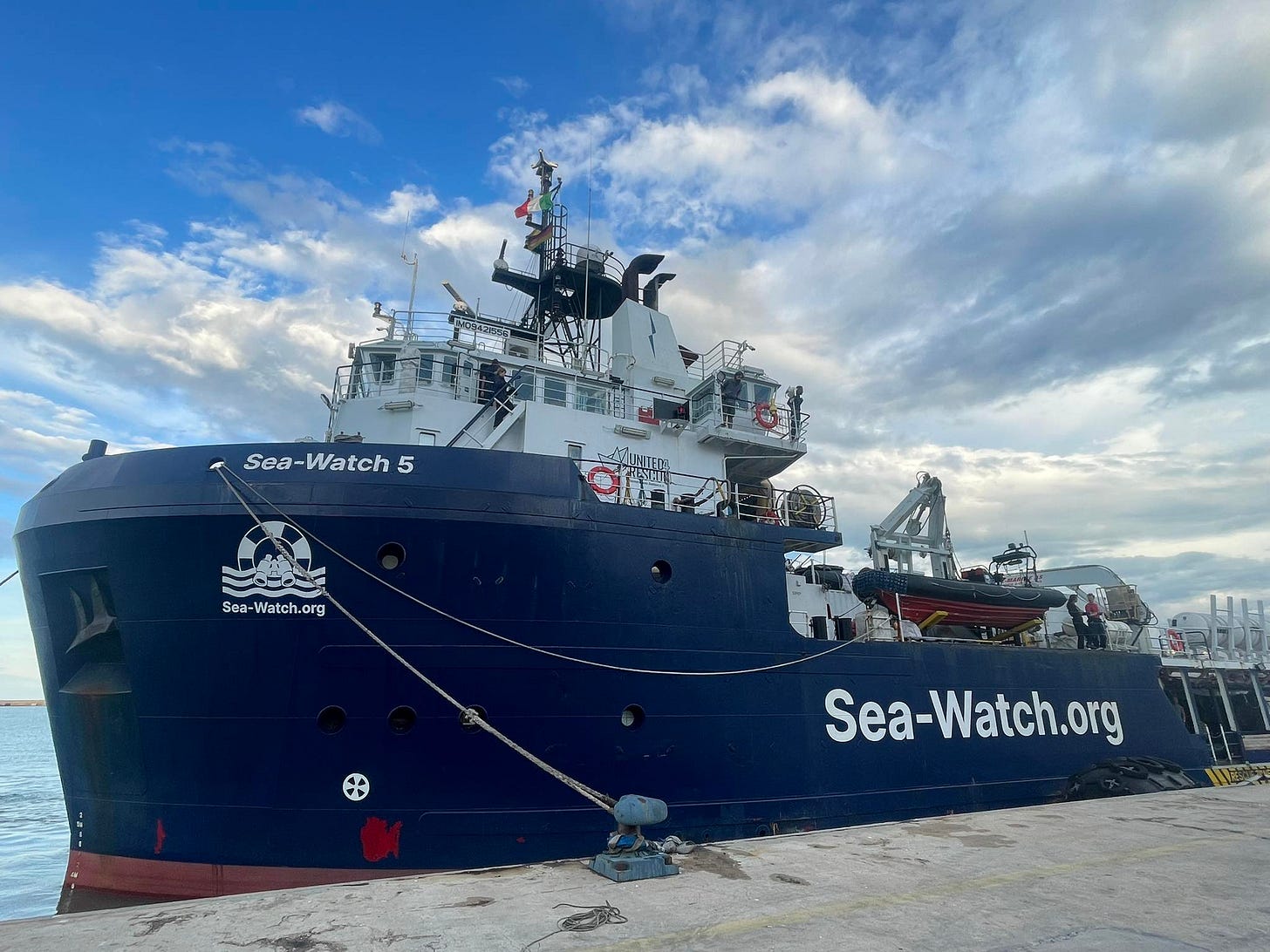 Potrebbe essere un'immagine raffigurante 1 persona, barca e il seguente testo "Sea-Watch -Watch 5 Sea- 一 Sea-Watch.org C 4 Sea Sea-Watch.org"