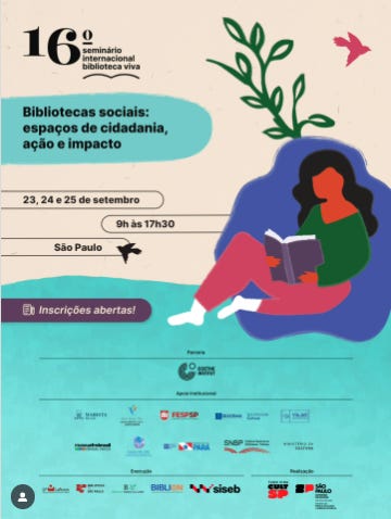#descrevemospravocê  Card de divulgação do 16º Seminário Internacional Biblioteca Viva, com o tema "Bibliotecas sociais: espaços de cidadania, ação e impacto". O evento acontecerá nos dias 23, 24 e 25 de setembro, das 9h às 17h30, na cidade de São Paulo. O card informa que as inscrições estão abertas.  A imagem tem um visual colorido e moderno, com fundo em tons suaves de azul e ilustrações em estilo vetorial. No canto superior esquerdo, aparece o número "16º" em destaque, seguido pelo nome completo do seminário. Ao lado, há uma caixa verde com o tema central do evento em letras brancas.  No lado direito, há a ilustração de uma mulher de pele escura com cabelos ondulados azul-escuro. Ela está sentada sobre uma grande pedra lilás, em meio à natureza, lendo um livro cinza. Usa blusa verde e calça vermelha. Atrás dela, há uma planta com folhas verdes e, acima, um pequeno pássaro voando. Outro pássaro aparece na parte central do card, próximo à localização do evento.  Na parte inferior, sobre fundo azul claro, há uma faixa indicando os logotipos das instituições realizadoras, parceiras e apoiadoras do evento, incluindo Sistema Estadual de Bibliotecas Públicas de São Paulo (SisEB), Secretaria da Cultura, Economia e Indústria Criativas do Estado de São Paulo, SP Leituras, Ministério da Cultura e Governo Federal.