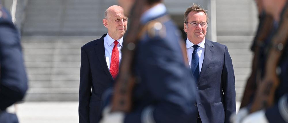 Der deutsche Verteidigungsminister Boris Pistorius (m. l.) und der britische Verteidigungsminister John Healey (m. r.) besuchen eine militärische Ehrengarde während einer offiziellen Begrüßungszeremonie in Berlin, am 24. Juli 2024.