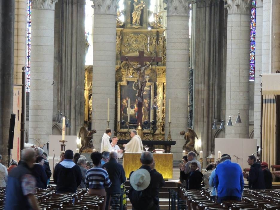 A group of people in a church

AI-generated content may be incorrect.