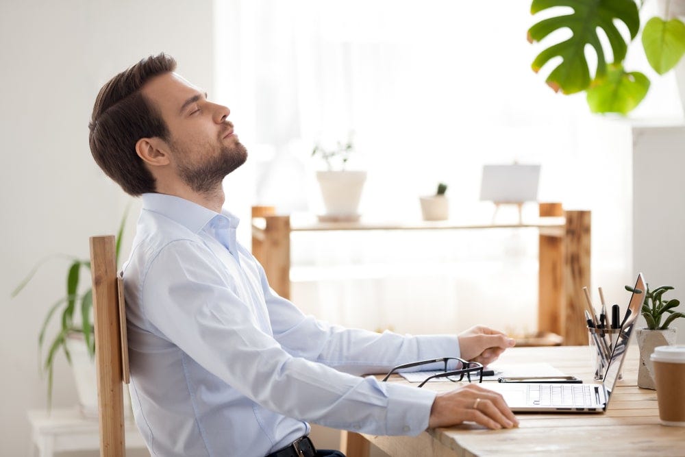 EnregHomme calme prenant une pause pour se détendre après avoir terminé son travail au bureau EnregHomme calme prenant une pause pour se détendre après avoir terminé son travail au bureau